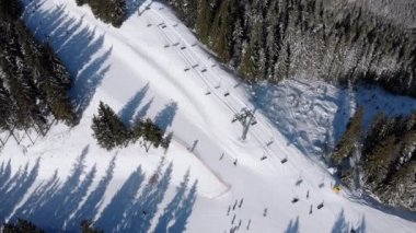 Kar Ormanı 'ndaki Kayakçılarla ve Kayak Tesisleriyle Hava Kayak Yamaçları