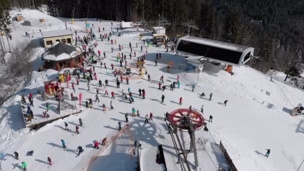 Aerial view Crowd of Skiers Skiing on Peak Ski Slope near Ski Lifts. Ski Resort — стокове відео