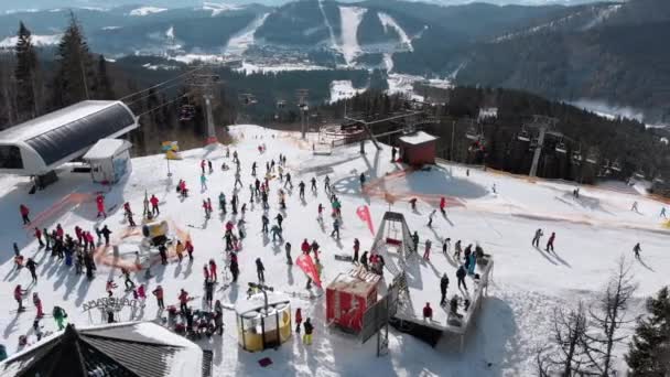 Vista aérea Multitud de esquiadores Esquí en el pico Pista de esquí cerca de remontes. Estación de esquí — Vídeos de Stock