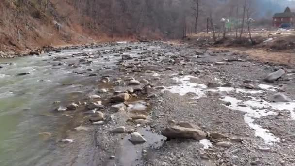Полет над дикой горной рекой, текущей каменными камнями и порогами — стоковое видео