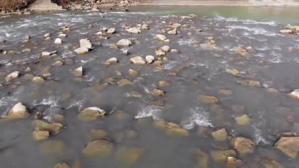 Volando sobre el río Wild Mountain fluyendo con rocas de piedra y rápidos — Vídeos de Stock