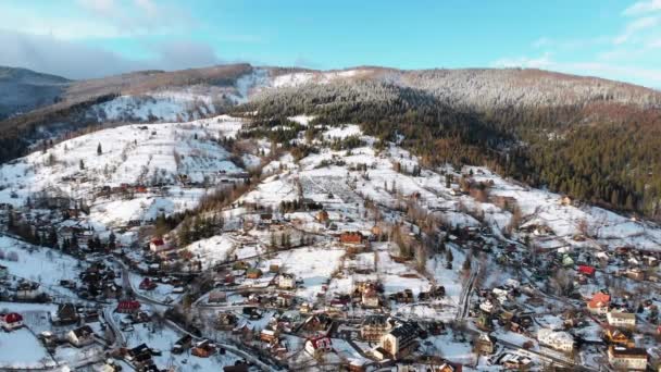 Luchtfoto van een dorp in het Karpaten gebergte in de winter. Yaremche, Oekraïne. — Stockvideo