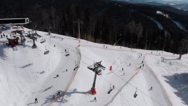 Veduta aerea di un sacco di sciatori Sci sulla pista da sci vicino agli impianti di risalita sulla stazione sciistica . — Video Stock