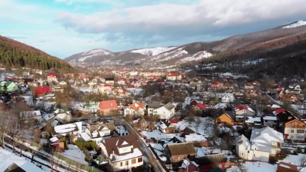 Luchtfoto van een dorp in het Karpaten gebergte in de winter. Yaremche, Oekraïne. — Stockvideo