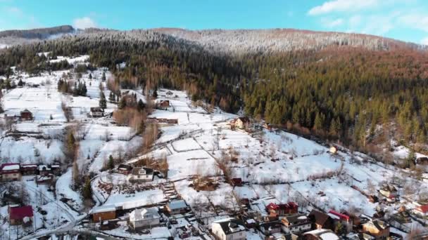 Kışın Karpat Dağları 'ndaki bir köyün havadan görünüşü. Yaremche, Ukrayna. — Stok video