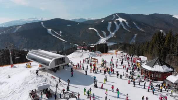 Aerial view Crowd of Skiers Skiing on Peak Ski Slope near Ski Lifts. Ski Resort — стокове відео