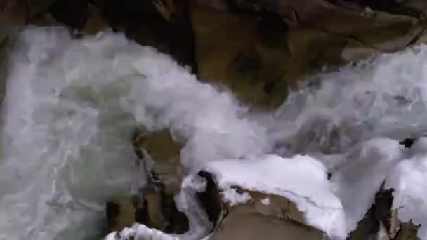 Cascade Prut en hiver. Débit rapide d'eau d'un ruisseau Mountain et des rapides Stone avec neige — Video