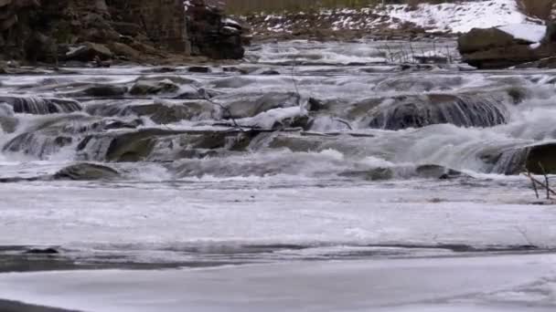 Wild Mountain River stroomt met stenen staafmixers en stenen stroomversnellingen. Langzame beweging — Stockvideo