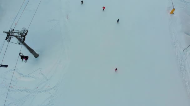 Vue Aérienne Supérieure Des Skieurs Glissent Sur La Piste De Ski Et Chaise De Ski Ascenseur Sur La Station De Ski En Hiver — Video