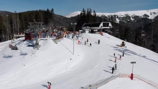 Aerial view Crowd of Skiers Skiing on Peak Ski Slope near Ski Lifts. Ski Resort — 图库视频影像