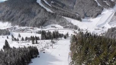 Kayakçıların kayak merkezindeki kayak asansörlerinin yakınındaki kayak pistlerinin havadan görünüşü. Bukovel