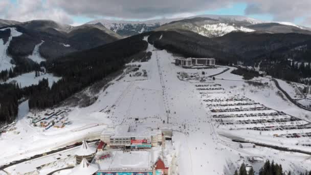 Vista aérea de mucha gente Esquí en pistas de esquí cerca de remontes en la estación de esquí — Vídeos de Stock