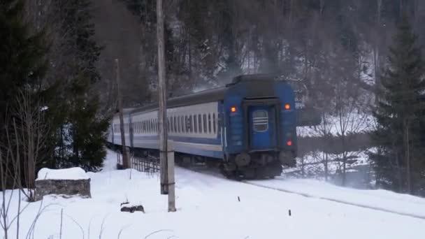 Old Train Rides on a Railway Crossing in the Countryside in Winter. Snow on the Ground. — Wideo stockowe