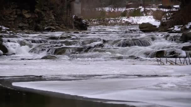 Rivière Wild Mountain qui coule avec Stone Boulders et Stone Rapids. Mouvement lent