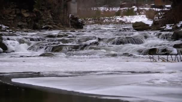 Wild Mountain River stroomt met stenen staafmixers en stenen stroomversnellingen. Langzame beweging — Stockvideo