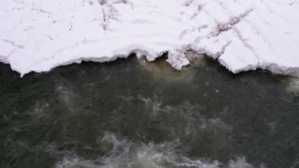 Cachoeira Prut no inverno. Rapid Flow of Water from a Mountain Creek e Stone Rapids com neve — Vídeo de Stock