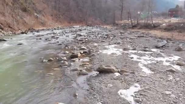 Volando sobre el río Wild Mountain fluyendo con rocas de piedra y rápidos — Vídeo de stock