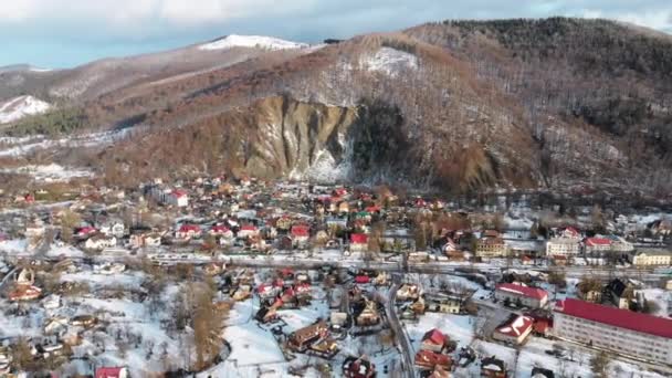 Légi kilátás egy falura a Kárpát-hegységben télen. Jaremche, Ukrajna. — Stock videók