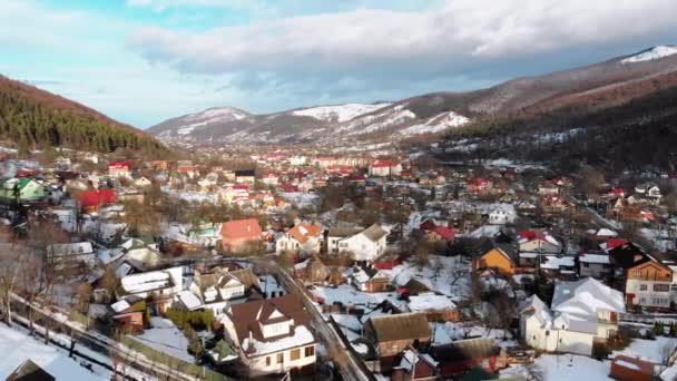 Widok z lotu ptaka na wioskę w Karpatach w zimie. Jaremcze, Ukraina. — Wideo stockowe