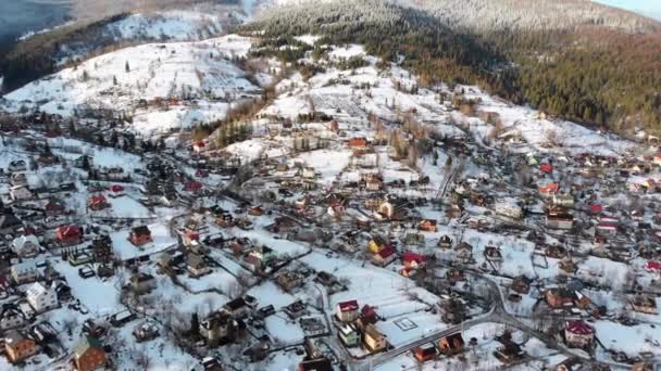 Luftaufnahme eines Dorfes in den Karpaten im Winter. Yaremche, Ukraine. — Stockvideo