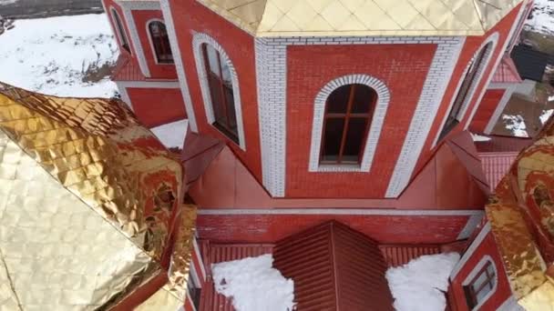 Flygfoto Ovanifrån på ukrainska kyrkan med Golden Domes i Karpaterna Village på vintern — Stockvideo