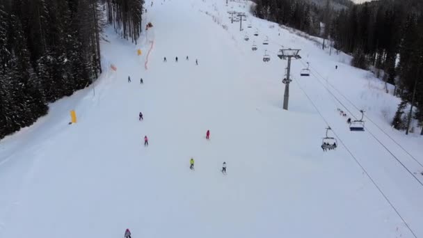 Повітряний вид на Ski Slopes with Skiers and Ski Lifts on Ski Resort in Winter — стокове відео