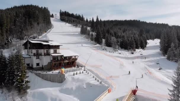 Luftaufnahme von Skifahrern auf Skipisten in der Nähe von Skiliften im Skigebiet. Bukovel — Stockvideo