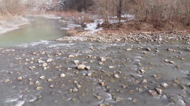 Volando sobre el río Wild Mountain fluyendo con rocas de piedra y rápidos — Vídeos de Stock