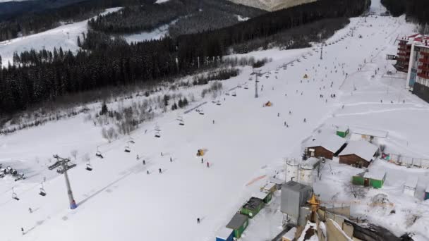 Aerial Stoki narciarskie z narciarzami i wyciągami narciarskimi w ośrodku narciarskim Snowy Mountains — Wideo stockowe