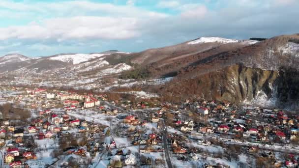 Vista aérea de una aldea en las montañas de los Cárpatos en invierno. Yaremche, Ucrania . — Vídeos de Stock