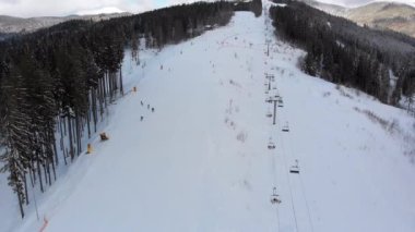 Kayakçılarla Kayak Yamaçlarında hava manzarası ve Kışın Kayak Resort 'unda Kayak Kaldırma
