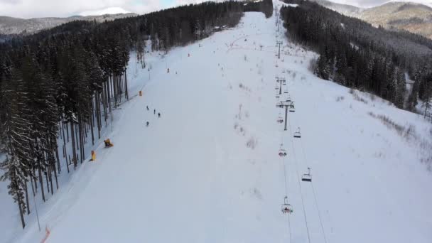 Повітряний вид на Ski Slopes with Skiers and Ski Lifts on Ski Resort in Winter — стокове відео