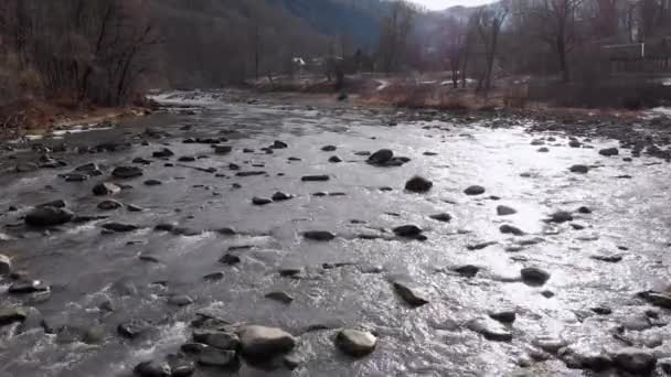Полет над дикой горной рекой, текущей каменными камнями и порогами — стоковое видео