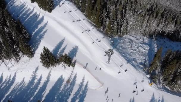スノーフィールドのスキー場にあるスキー場やスキーリフトのある空中スキー場 — ストック動画