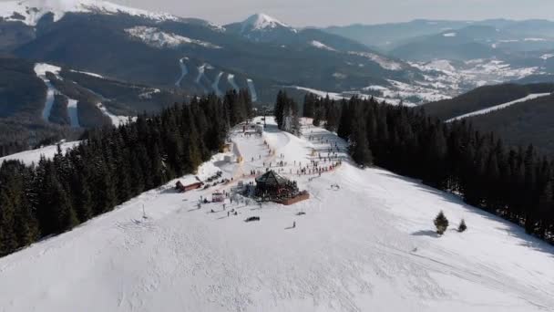 Nartostrady lotnicze z narciarzami i wyciągi narciarskie na ośrodku narciarskim. Snowy Mountain Forest — Wideo stockowe