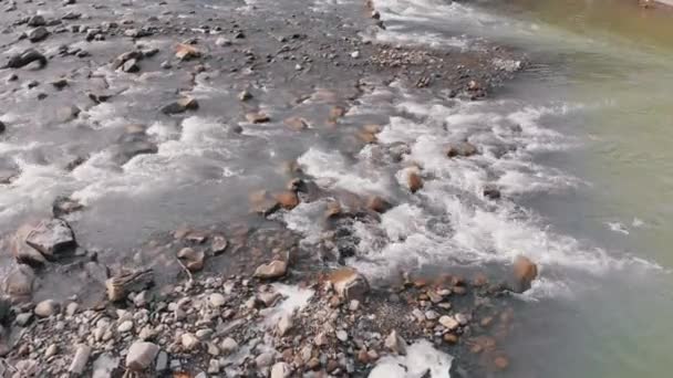 Terbang di atas Sungai Wild Mountain Mengalir dengan Batu Boulders dan Rapids — Stok Video
