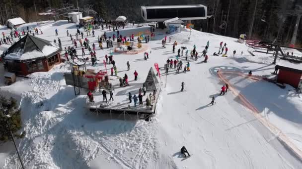 Aerial view Crowd of Skiers Skiing on Peak Ski Slope near Ski Lifts. Ski Resort — 图库视频影像