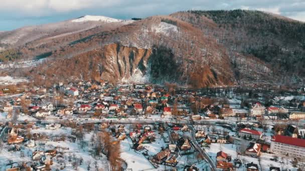 冬季喀尔巴阡山脉的一个村庄的空中景观。Yaremche，乌克兰. — 图库视频影像