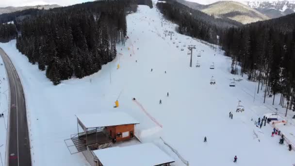 Vue aérienne sur les pistes de ski avec skieurs et remontées mécaniques sur la station de ski en hiver — Video