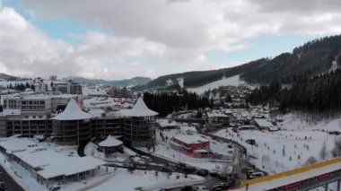 Ski Slopes ve Kayakçılarla kayak merkezinin hava görüntüsü. Karlı Orman. Bukovel