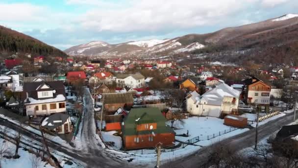 겨울에 카르파티아 산맥에 있는 마을의 항공 사진. 우크라이나,야 림 체. — 비디오