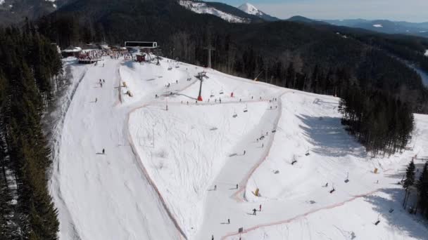 Aerial view of Lot of Skiers Skiing on Ski Slope near Ski Lifts on Ski Resort. — 图库视频影像