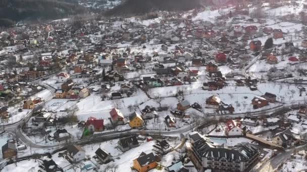 Вид з повітря на село в Карпатських горах в зимовий період. Яремче, Україна. — стокове відео