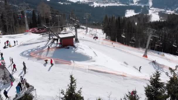 Aerial view Crowd of Skiers Skiing on Peak Ski Slope near Ski Lifts. Ski Resort — Wideo stockowe