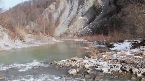 Survoler la rivière Wild Mountain qui coule avec des blocs de pierre et des rapides — Video