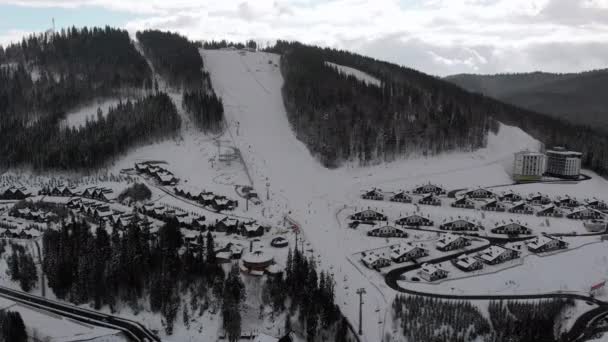 Ski Slopes ve Kayakçılarla kayak merkezinin hava görüntüsü. Karlı Orman. Bukovel — Stok video