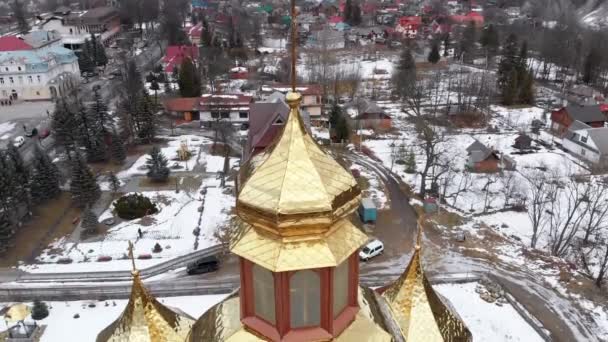 Luchtfoto van de Oekraïense kerk met gouden koepels in Karpaten dorp in de winter — Stockvideo