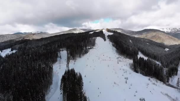 Letecký pohled na sjezdovky s lyžaři a vleky na lyžařském středisku v zimě — Stock video