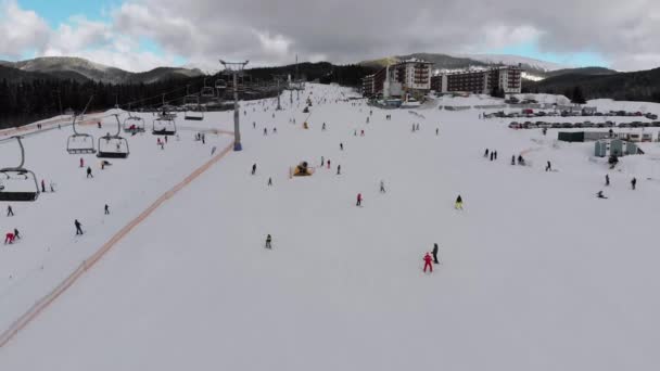 Vista aérea sobre muita gente Esqui em pistas de esqui perto de teleféricos de esqui no Ski Resort — Vídeo de Stock