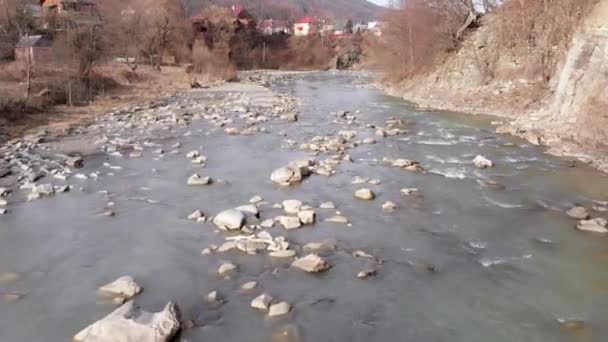 Volando sobre el río Wild Mountain fluyendo con rocas de piedra y rápidos — Vídeos de Stock